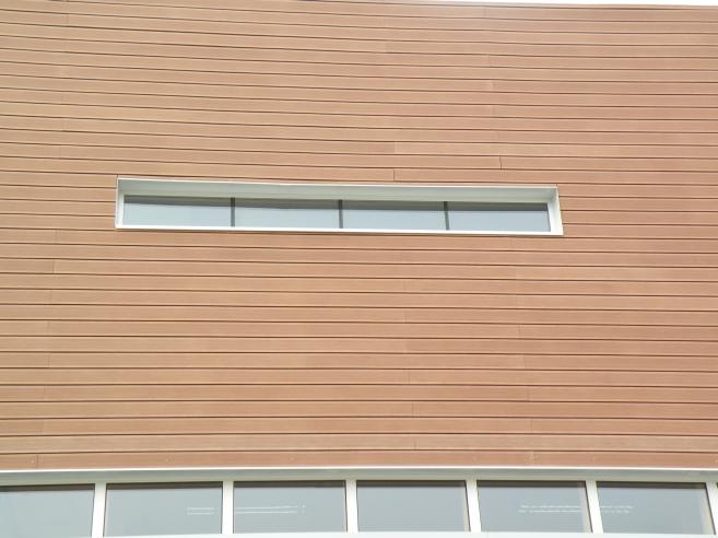  petites fenêtres dans façade en bois, campus étudiant des Comtes de Champagne